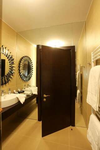 Отель Hotel Orhideea Негрешти-Оаш Двухместный номер Делюкс с 1 кроватью и балконом-5